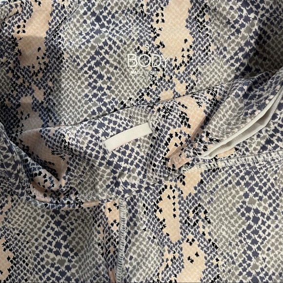 faux-snake print 8" biker shorts - Picture 4 of 5